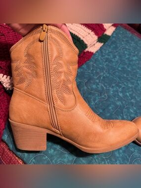 Global Win Women’s Tan Western 9in Ankle Boots-Stylish Cowboy Heel